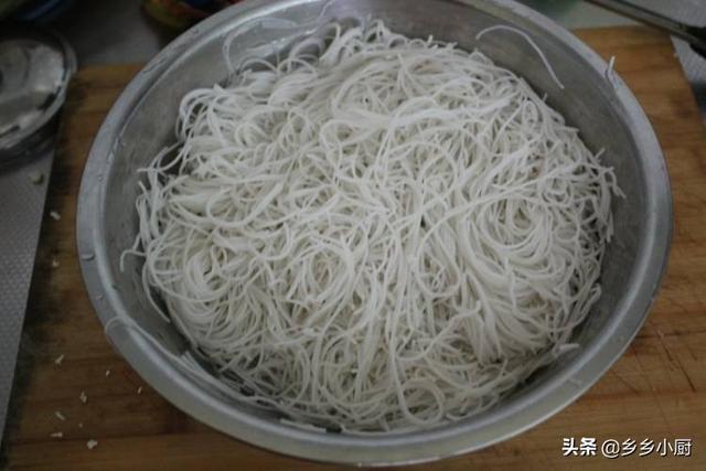 广东河源炒米粉的做法是什么，路边摊炒粉面怎么做的炒的时候很快，但很好吃