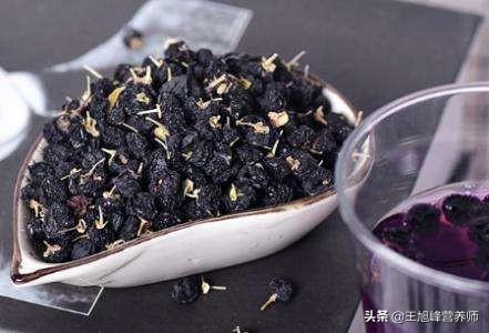 黑枸杞菊花茶，黑枸杞有哪些功效？直接吃和泡茶哪种效果好些？