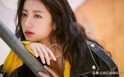 周韦彤夹紧:钟楚曦跟周雨彤咋捆绑营销了，两人是塑料姐妹吗