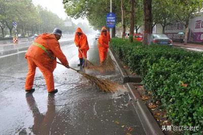 环卫工带宠物鸭扫大街:你认为在农村的那些环卫工人一个月多少工资合适？