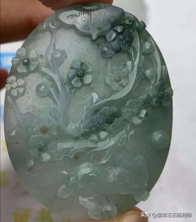 为什么卖毛货翡翠还免费抛光,朋友手里买的翡翠还没抛光，值钱吗？