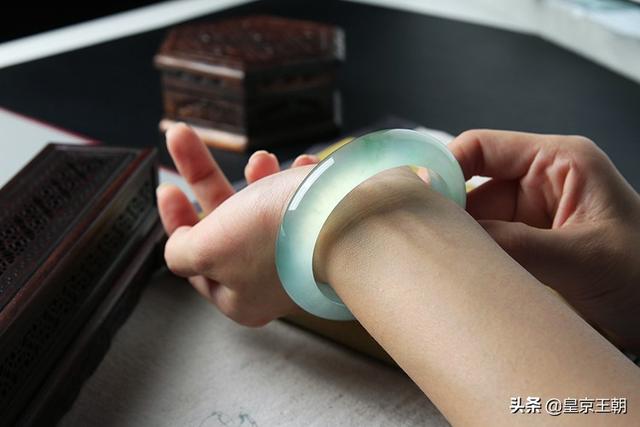 什么样的人戴玉最好,带一块玉在身上真的会对身体有好处吗？