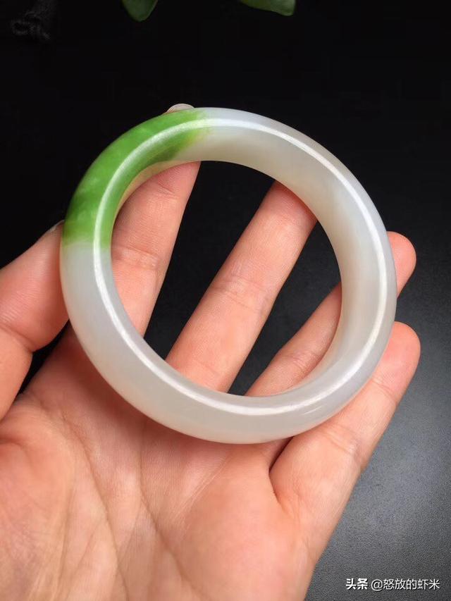 什么样的玉手镯好,什么样的玉手镯好看又显高贵？