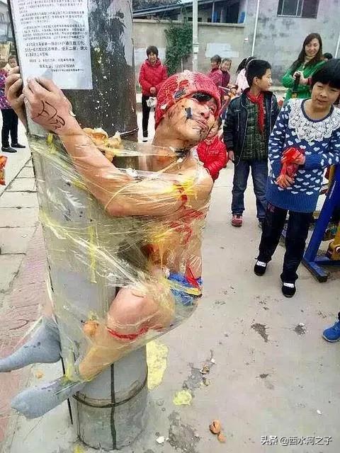 山东泰安闹伴娘事件:当今很多地方“婚闹”情况愈演愈烈，你见过什么样的恶劣场景