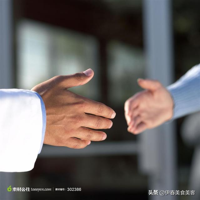 和女人握手,她抠你手心是啥意思？
