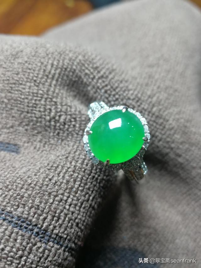 翡翠戒指什么颜色最好,如何挑选满色的翡翠戒指和翡翠项链？