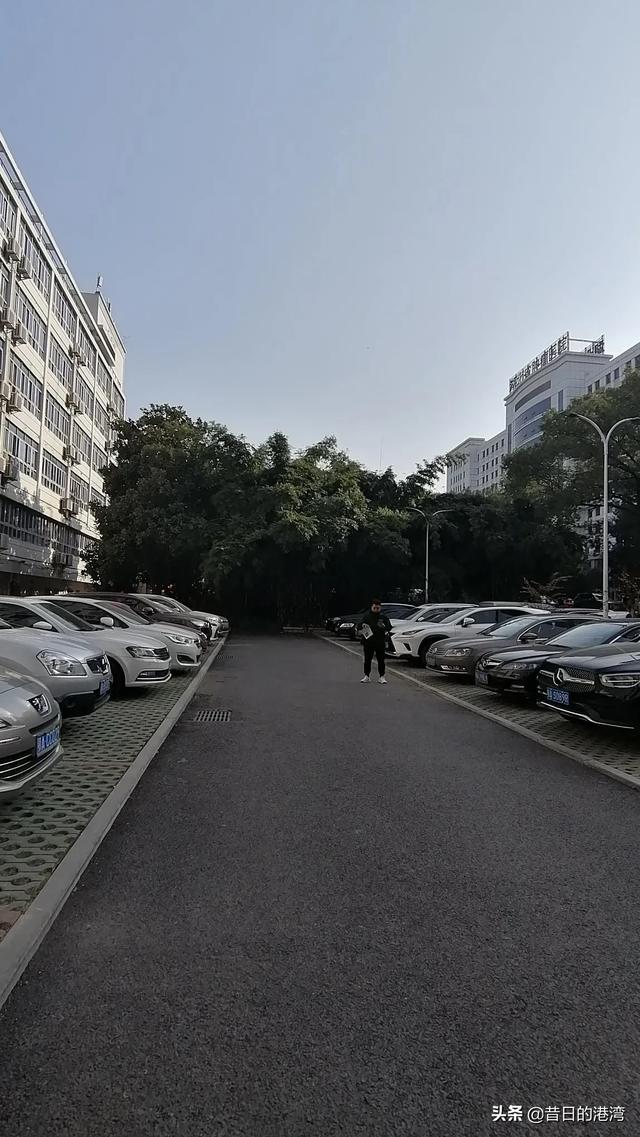 在职场上,怎样才能做到业绩出色的同时,还人际关系良好,避免别人背后嫉恨、使坏？