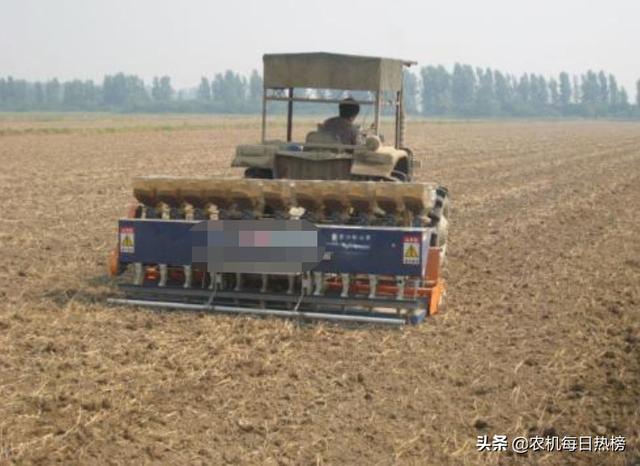 种了2000亩水稻，请问插秧机、直播机、抛秧机，该如何选择