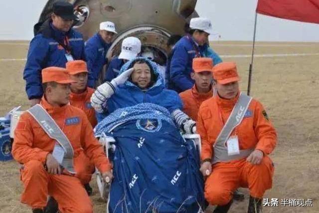 宇航员为什么被抬出来，宇航员出舱时，为什么是被抬着出来，或者是坐轮椅出来？