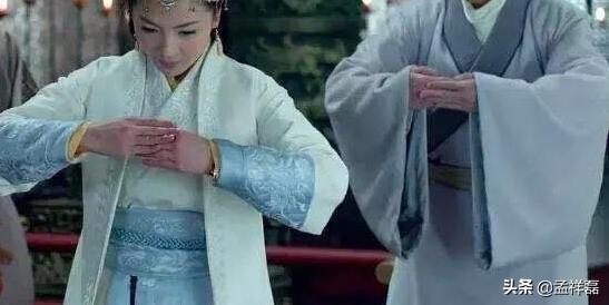 敬礼是左手还是右手:抱拳时为什么是左手抱右手呢？