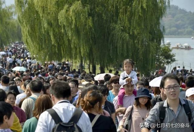 张文宏谈十一出游:十一假期你们出去看景去了还是看人去了？