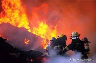你怎么看待在天津塘沽爆炸事件中消防隊員義無反顧地上前救災救難的行為？