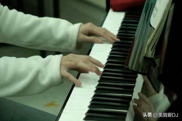 头条问答 - 钢琴中如何弹奏穿指?(8个回答)