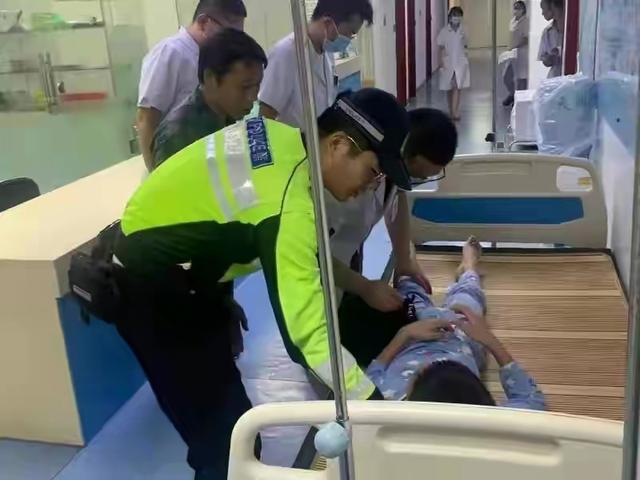 关于蛇的新闻:怎么看待河南一大蛇坟头晒太阳引村民围观？ 最近关于蛇的新闻