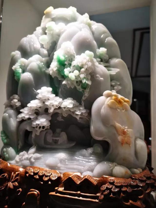 翡翠雕刻,看看这块翡翠摆件雕刻如何？