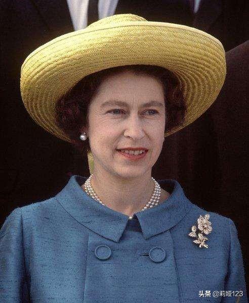 40岁的女人适合什么玉镯,40岁女士首饰适合黄金还是彩金？