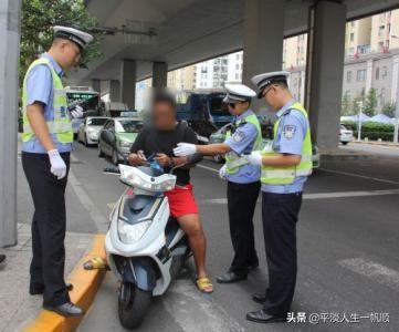 男子抱狗坐公交下跪:深圳男子因2000罚款下跪，交警回应非法营运，如何看待？