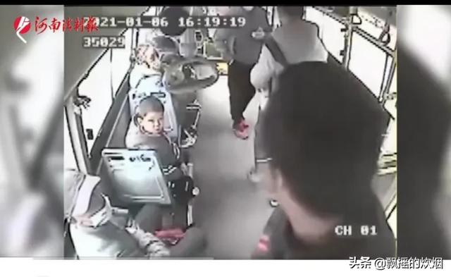 公交门事件:安顺公交车行驶突然开进河里，疑点重重，到底是什么原因？