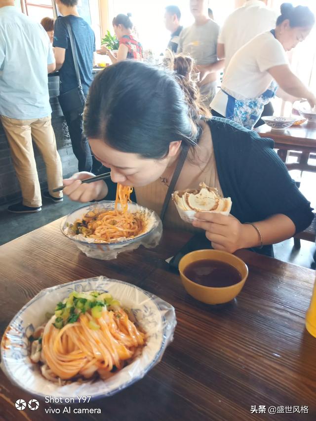 如果把麦当劳的汉堡放在路边跟卖肉夹馍一样卖,会有人买吗？