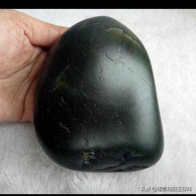 和田墨玉值钱吗,如何判断和田玉籽料墨玉值不值钱？