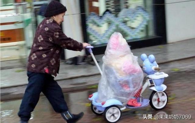 老年人的坏习惯该不该容忍，在农村带小孩和公婆住一起，你无法忍受老人的习惯有哪些？