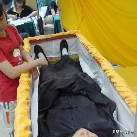 人死了知道自己火化吗,殡仪馆可以让家属观看火化过程吗？