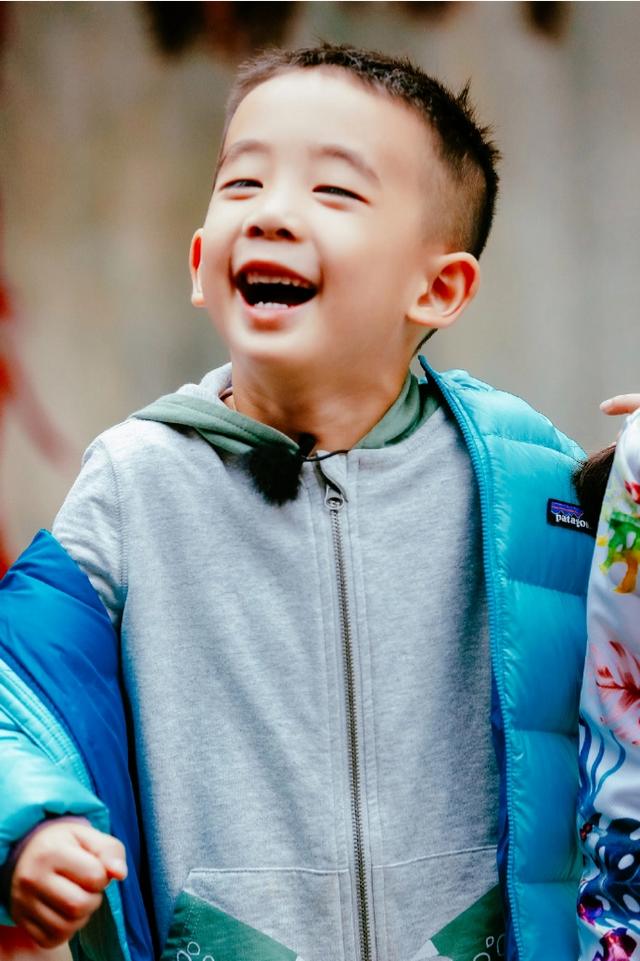 胡皓康:你从“印度孩子举拖鞋照片”这张照片中，看到了什么