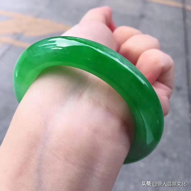 女人戴碧玺好还是翡翠,想送女朋友翡翠，如何挑选翡翠比较好？