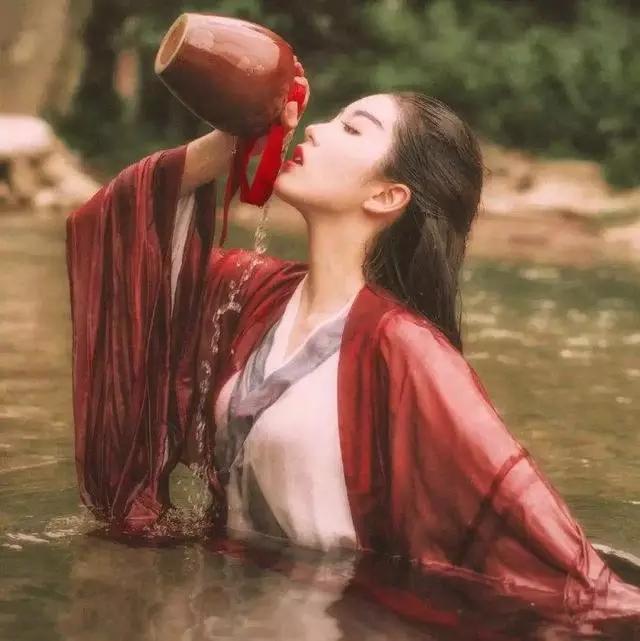 为什么有些人喝白酒要用小酒杯(喝白酒的小酒杯叫什么名字)