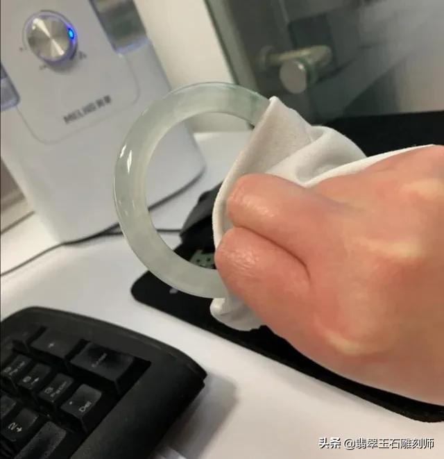 诺里奇梗价格:诺里奇梗 请问如图手镯目前市面多少价位？