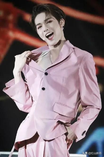 奇葩说主持人:《奇葩说》为什么这么多娘化男选手？是演戏还是目前真有这么多？