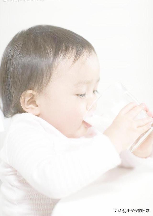 女性喝牛奶有什么坏处:牛奶喝多了，对三岁的女宝宝有何坏处？