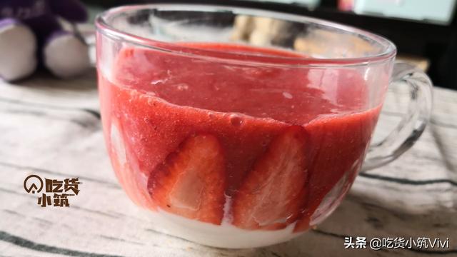 草莓酱新吃法比果味酸奶都好喝，这个季节用草苺做一道什么美食好吃又好看