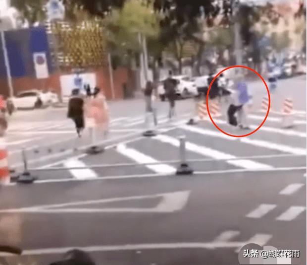 天津19年灵异事件:如何看待天津营口道一老人持刀行凶，造成路人一死一伤？