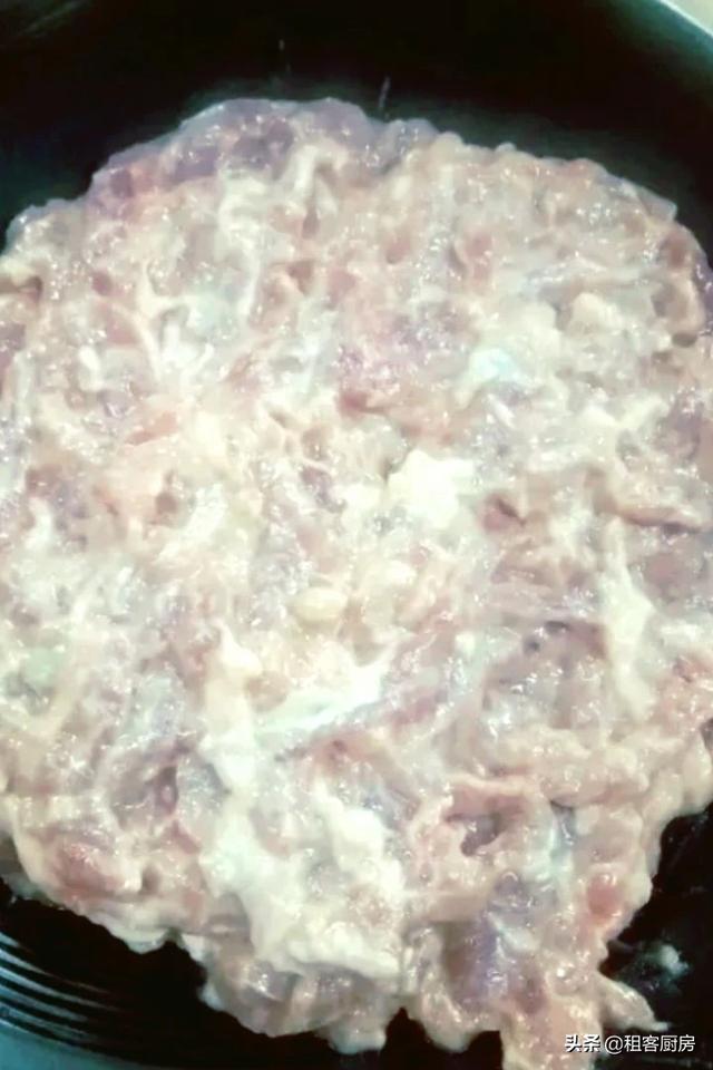 炒肉片怎么样好吃,是先放葱姜蒜,还是先炒肉呢,如何炒的香？