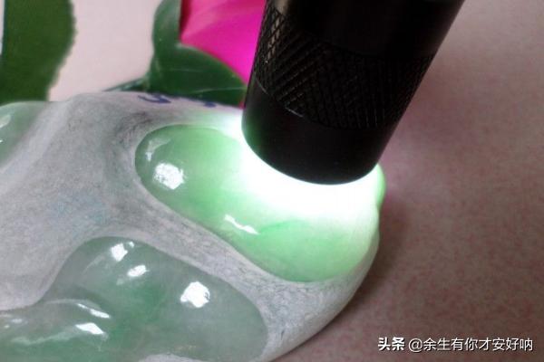 玉石真假鉴别用荧光灯,用手电筒鉴别玉石的经验分享？