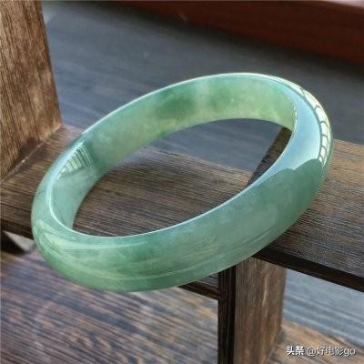 1万左右的翡翠手镯怎么挑选,想买个玉镯，预算1W左右，推荐啥品牌呢？