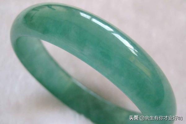翡翠手镯的款式有几种,手镯材质有哪些?玉手镯有分多少种？