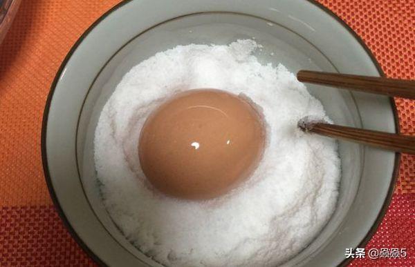 鸡蛋怎么腌才能流油起沙，腌制咸蛋是用泥好还是用盐水好怎样腌制才能使蛋黄出油