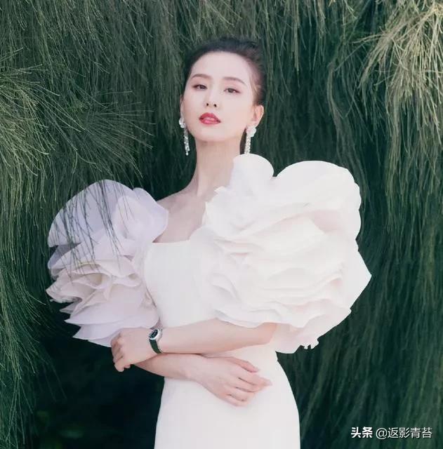 中国女导演素颜走红毯真胆大！穿碎花裙背着双肩包，比巩俐还自信，“千古第一才女”李清照，适合哪位演员来演绎