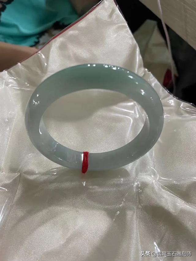 圆条手镯8毫米细吗,看看这条镯子品质怎么样？