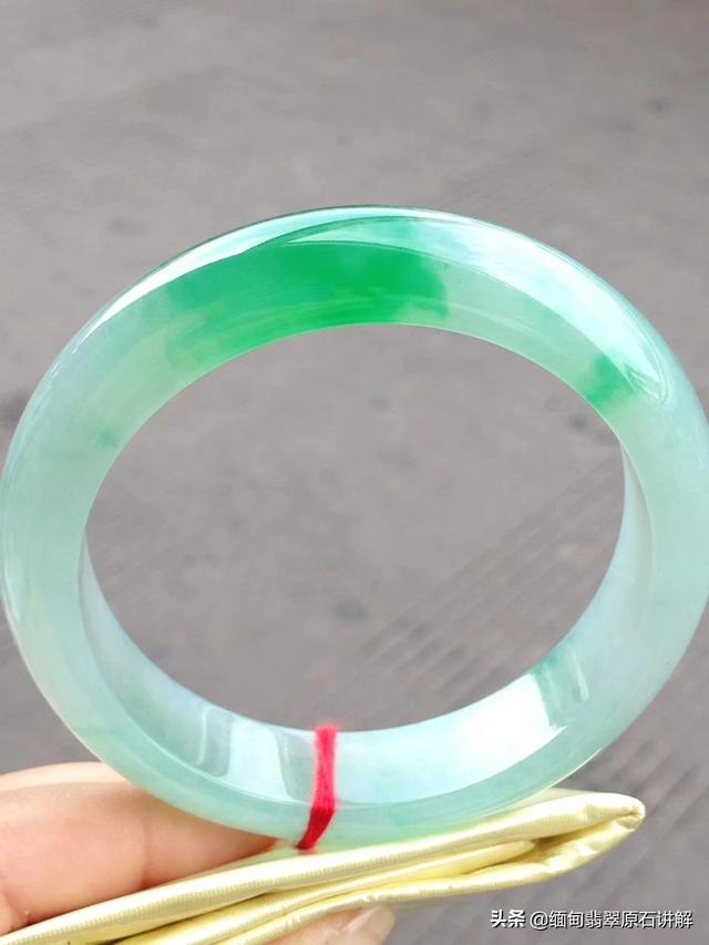 墨绿飘花翡翠镯子图片,这种是藓夹绿天然翡翠吗，价值如何？