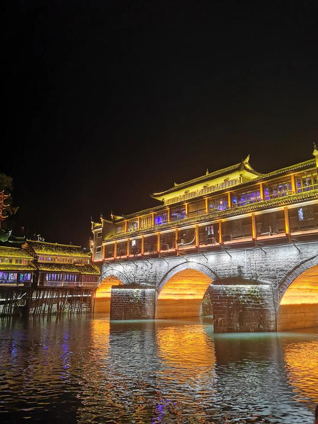 凤凰古城简介:暑假想穷游凤凰古城，第一次自行不跟团出游，女生，求攻略？