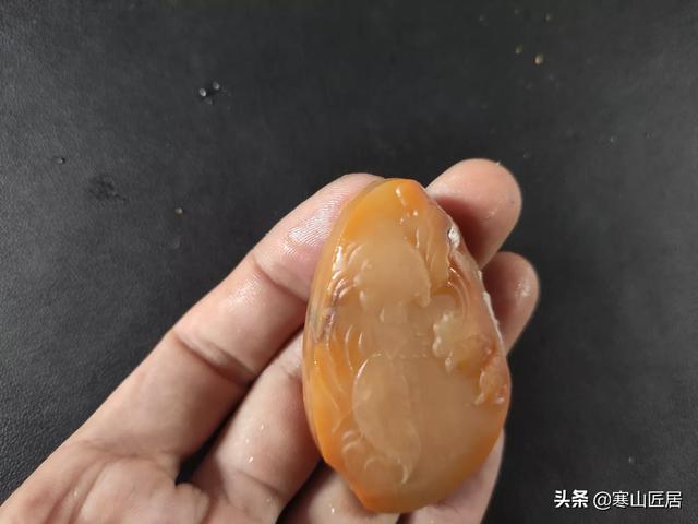 灰色翡翠玉镯是什么玉,黄龙玉是黄蜡石还是玉石？
