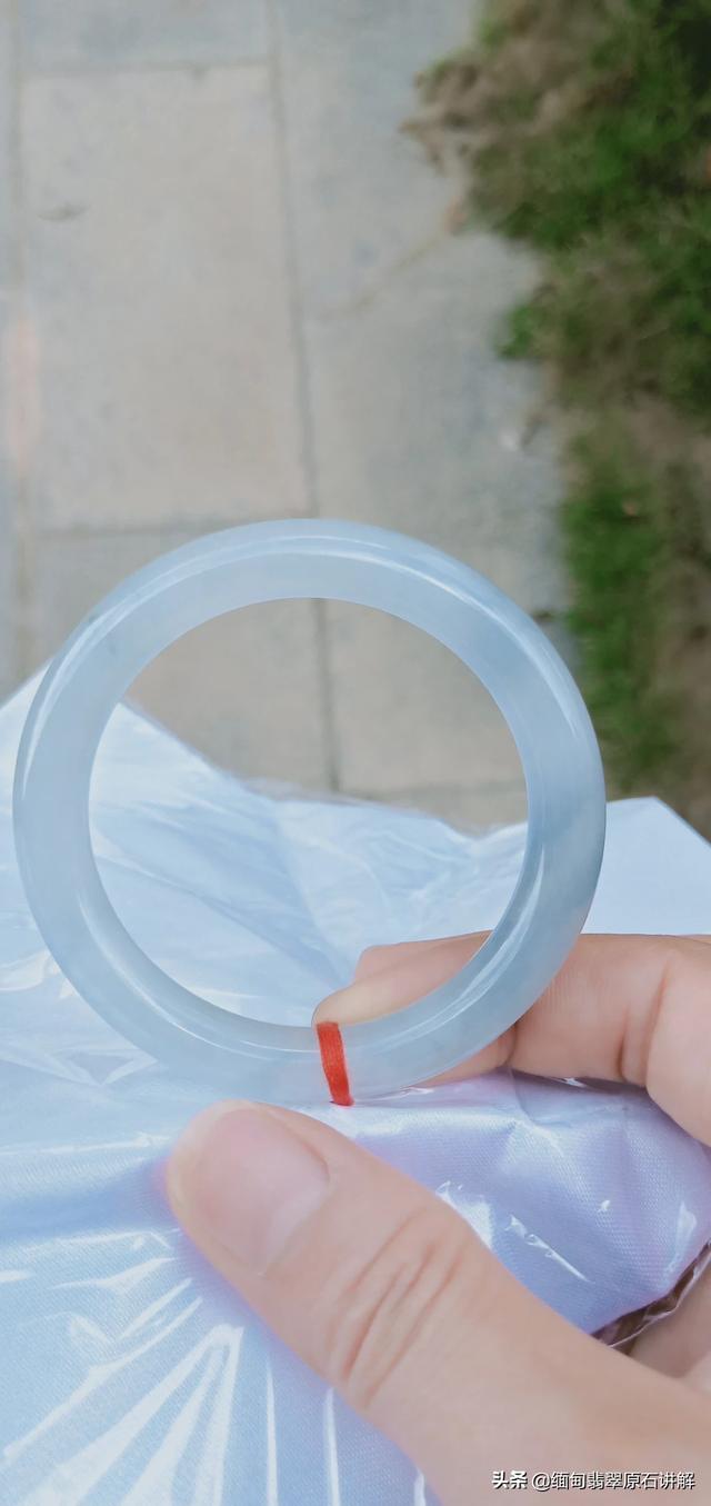 翡翠手镯怎么养才能透,翡翠手镯会越戴越通透吗？为什么？