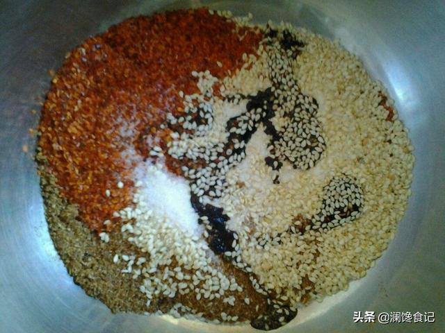 羊角恶魔:酸辣粉的油辣子怎么熬制？