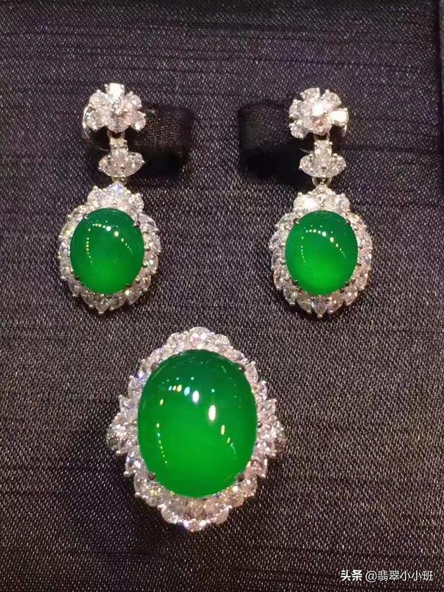 带了50年的翡翠手镯,不同年龄的女人适合戴什么样的翡翠手镯？