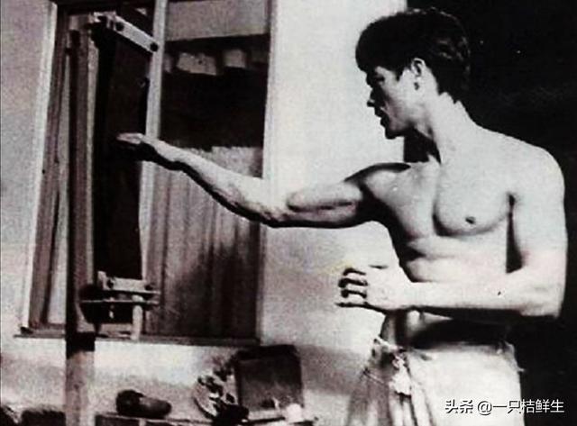 李小龙怎么死的:一代宗师李小龙是怎么死的？死之前在干什么？