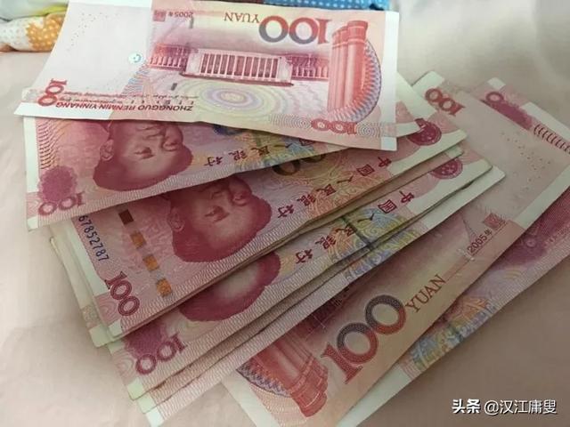 在兒子家幫忙看孫子兒子給我一萬塊錢他條件不是很好這錢能要嗎