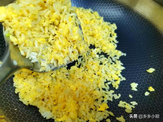 饭店大厨教你不重样做蛋炒饭，做蛋炒饭用隔夜饭到底对不对为什么饭店大厨都用新蒸的米饭炒